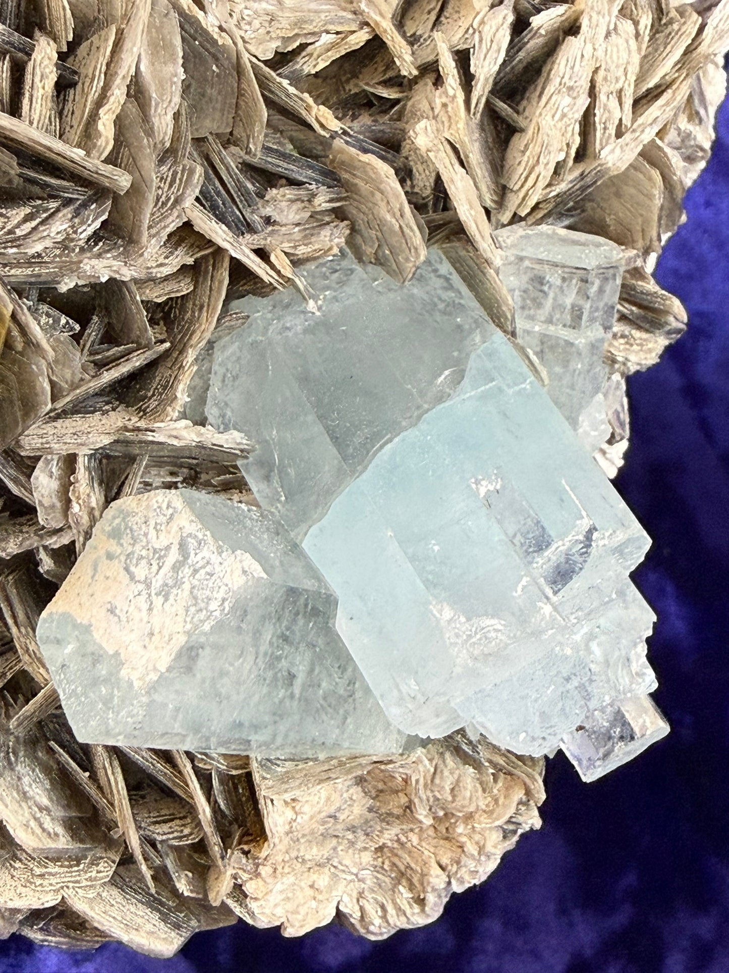 Aquamarine on Muscovite on Granite #001